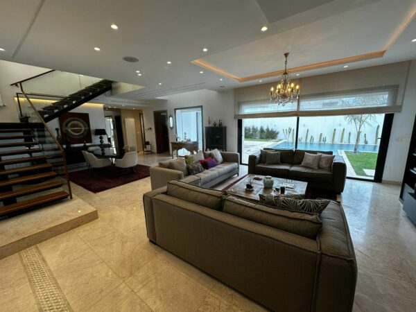 Gammarth route du relais villa moderne et récente 4 suites plus piscine à vendre