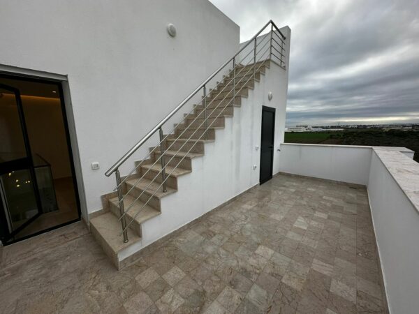 Gammarth route du relais villa moderne et récente 4 suites plus piscine à vendre