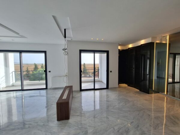 Tunis Bay Golf Residence sécurisée avec l'entretien du jardin et de la piscine inclus