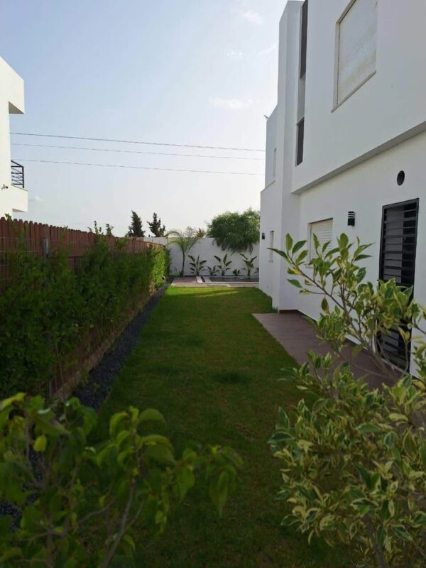 Tunis Bay Golf Residence sécurisée avec l'entretien du jardin et de la piscine inclus