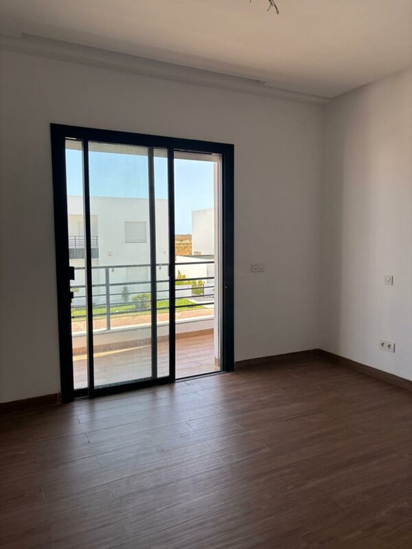 Tunis Bay Golf Résidence La localisation se situe à environ un km de la plage, c'est idéal pour des retraités véhiculés ou des personnes qui ont un travail à domicile.