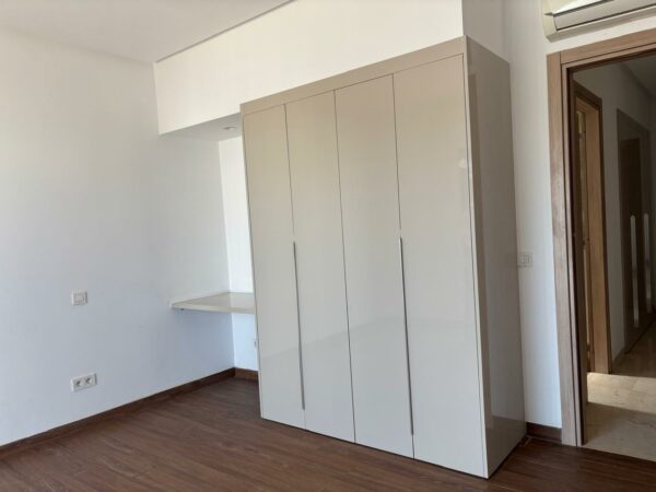 Tunis Bay Golf Résidence La localisation se situe à environ un km de la plage, c'est idéal pour des retraités véhiculés ou des personnes qui ont un travail à domicile.