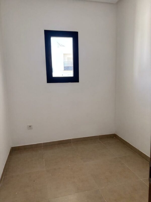 Tunis Bay Golf Résidence La localisation se situe à environ un km de la plage, c'est idéal pour des retraités véhiculés ou des personnes qui ont un travail à domicile.