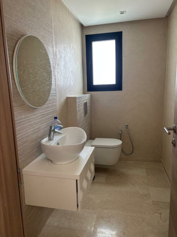 Tunis Bay Golf Résidence La localisation se situe à environ un km de la plage, c'est idéal pour des retraités véhiculés ou des personnes qui ont un travail à domicile.