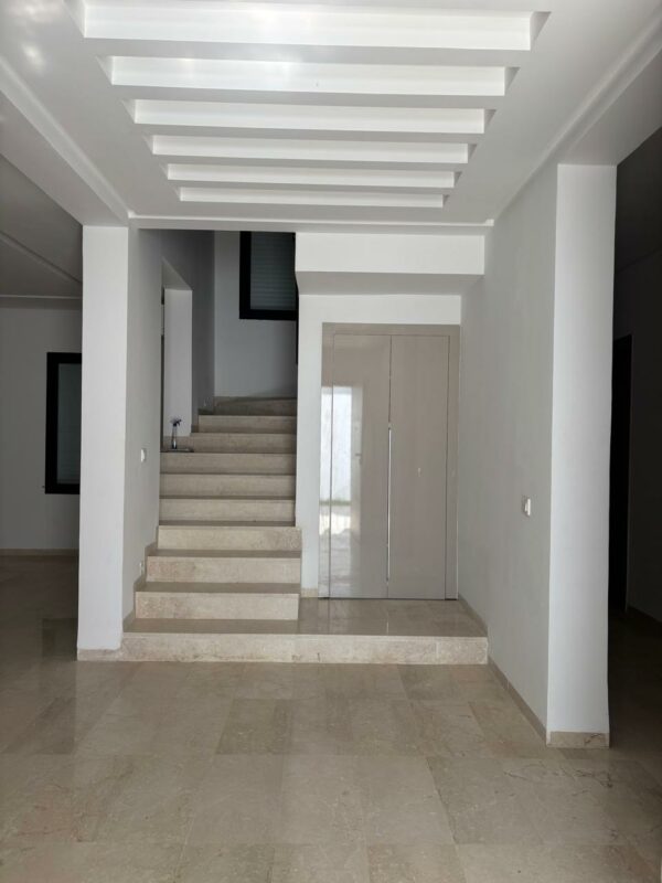 Tunis Bay Golf Résidence La localisation se situe à environ un km de la plage, c'est idéal pour des retraités véhiculés ou des personnes qui ont un travail à domicile.