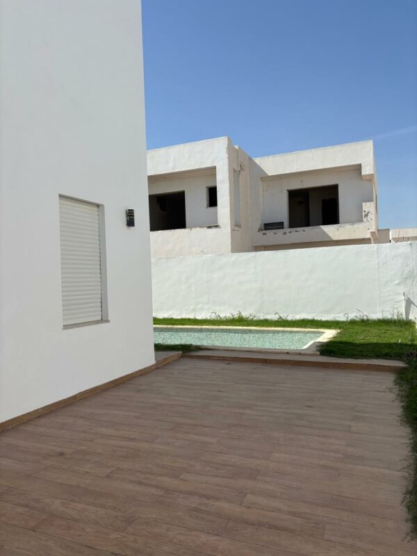 Tunis Bay Golf Résidence La localisation se situe à environ un km de la plage, c'est idéal pour des retraités véhiculés ou des personnes qui ont un travail à domicile.