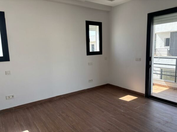 Tunis Bay Golf Résidence La localisation se situe à environ un km de la plage, c'est idéal pour des retraités véhiculés ou des personnes qui ont un travail à domicile.