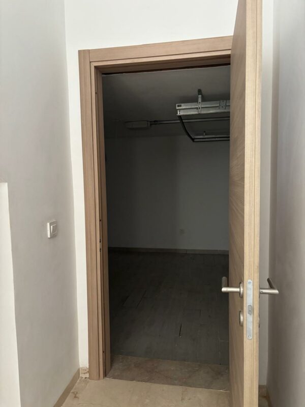 Tunis Bay Golf Résidence La localisation se situe à environ un km de la plage, c'est idéal pour des retraités véhiculés ou des personnes qui ont un travail à domicile.