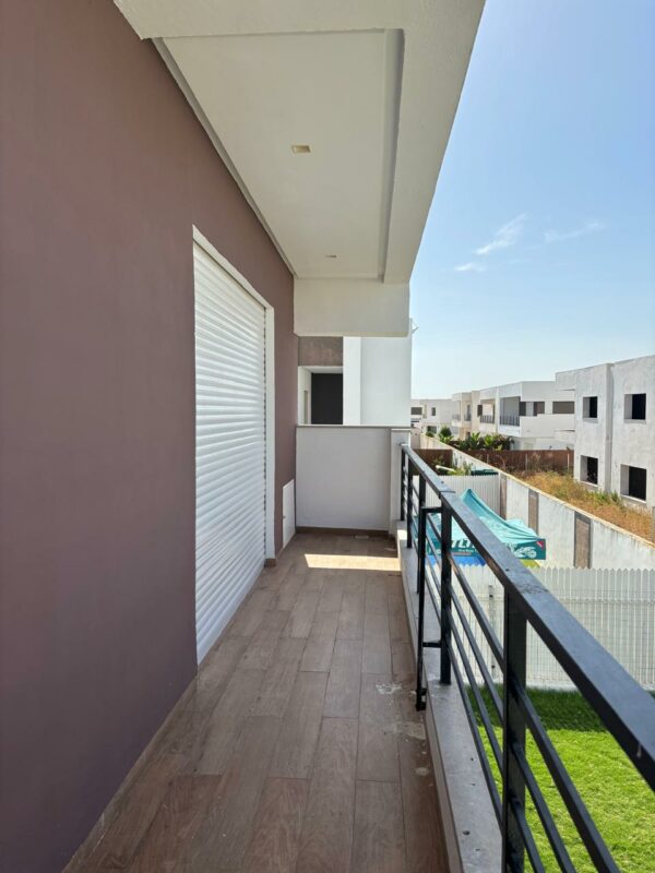 Tunis Bay Golf Résidence La localisation se situe à environ un km de la plage, c'est idéal pour des retraités véhiculés ou des personnes qui ont un travail à domicile.