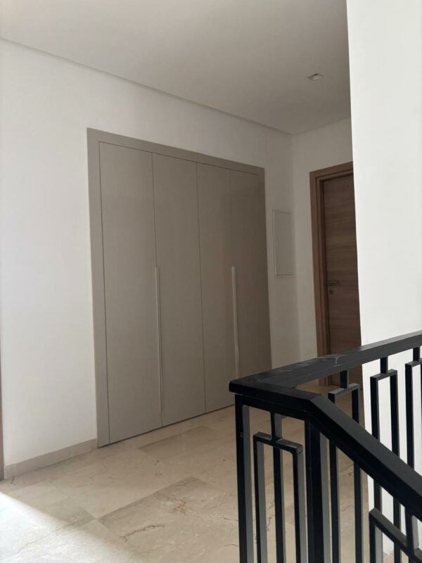 Tunis Bay Golf Résidence La localisation se situe à environ un km de la plage, c'est idéal pour des retraités véhiculés ou des personnes qui ont un travail à domicile.