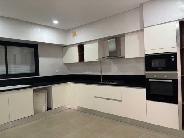 Tunis Bay Golf Résidence La localisation se situe à environ un km de la plage, c'est idéal pour des retraités véhiculés ou des personnes qui ont un travail à domicile.