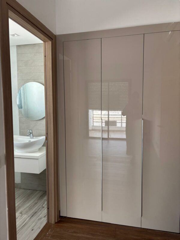 Tunis Bay Golf Résidence La localisation se situe à environ un km de la plage, c'est idéal pour des retraités véhiculés ou des personnes qui ont un travail à domicile.