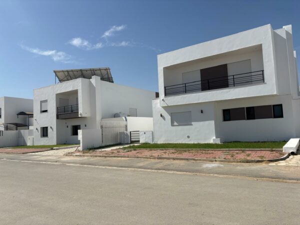 Tunis Bay Golf Résidence La localisation se situe à environ un km de la plage, c'est idéal pour des retraités véhiculés ou des personnes qui ont un travail à domicile.