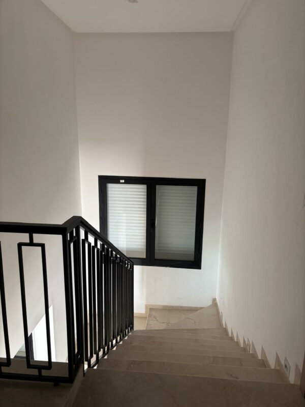 Tunis Bay Golf Résidence La localisation se situe à environ un km de la plage, c'est idéal pour des retraités véhiculés ou des personnes qui ont un travail à domicile.