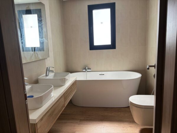 Tunis Bay Golf Résidence La localisation se situe à environ un km de la plage, c'est idéal pour des retraités véhiculés ou des personnes qui ont un travail à domicile.