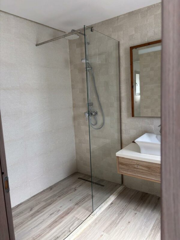 Tunis Bay Golf Résidence La localisation se situe à environ un km de la plage, c'est idéal pour des retraités véhiculés ou des personnes qui ont un travail à domicile.