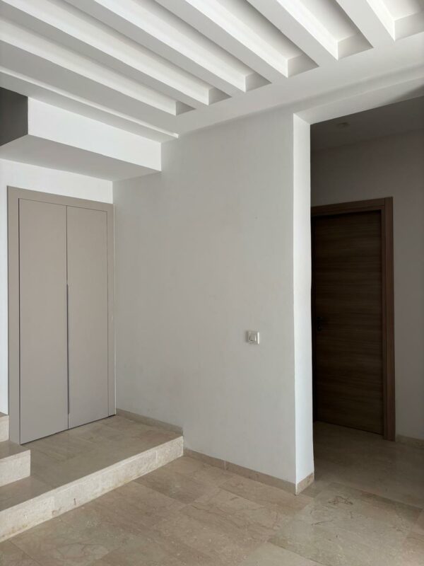 Tunis Bay Golf Résidence La localisation se situe à environ un km de la plage, c'est idéal pour des retraités véhiculés ou des personnes qui ont un travail à domicile.