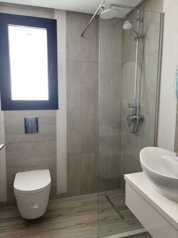 Tunis Bay Golf Résidence La localisation se situe à environ un km de la plage, c'est idéal pour des retraités véhiculés ou des personnes qui ont un travail à domicile.