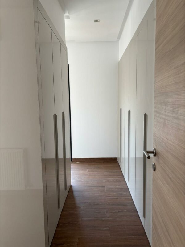 Tunis Bay Golf Résidence La localisation se situe à environ un km de la plage, c'est idéal pour des retraités véhiculés ou des personnes qui ont un travail à domicile.