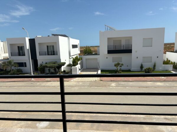 Tunis Bay Golf Résidence La localisation se situe à environ un km de la plage, c'est idéal pour des retraités véhiculés ou des personnes qui ont un travail à domicile.