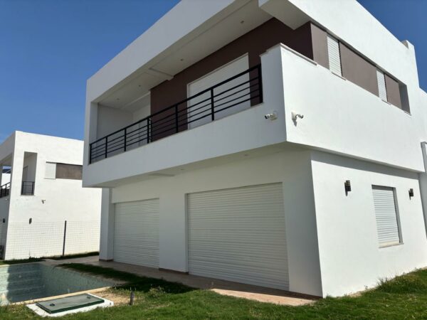 Tunis Bay Golf Résidence La localisation se situe à environ un km de la plage, c'est idéal pour des retraités véhiculés ou des personnes qui ont un travail à domicile.