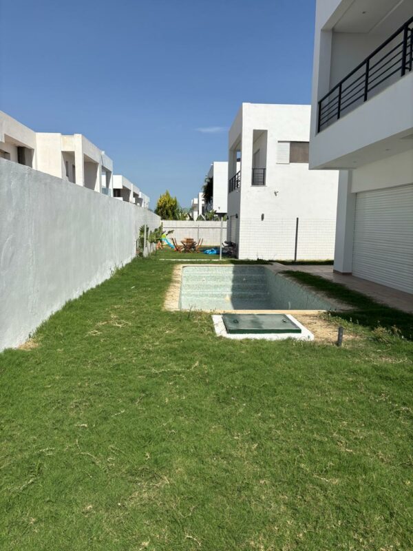 Tunis Bay Golf Résidence La localisation se situe à environ un km de la plage, c'est idéal pour des retraités véhiculés ou des personnes qui ont un travail à domicile.