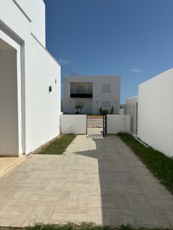 Tunis Bay Golf Résidence La localisation se situe à environ un km de la plage, c'est idéal pour des retraités véhiculés ou des personnes qui ont un travail à domicile.