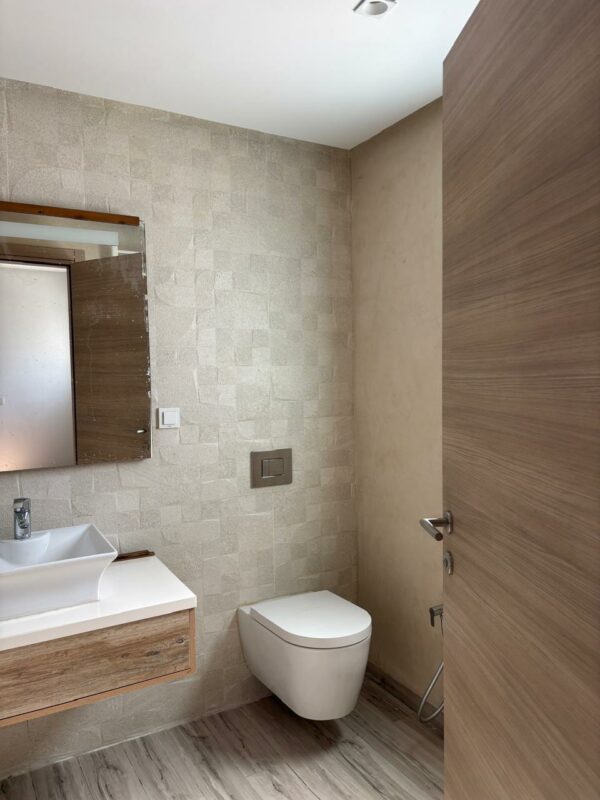 Tunis Bay Golf Résidence La localisation se situe à environ un km de la plage, c'est idéal pour des retraités véhiculés ou des personnes qui ont un travail à domicile.