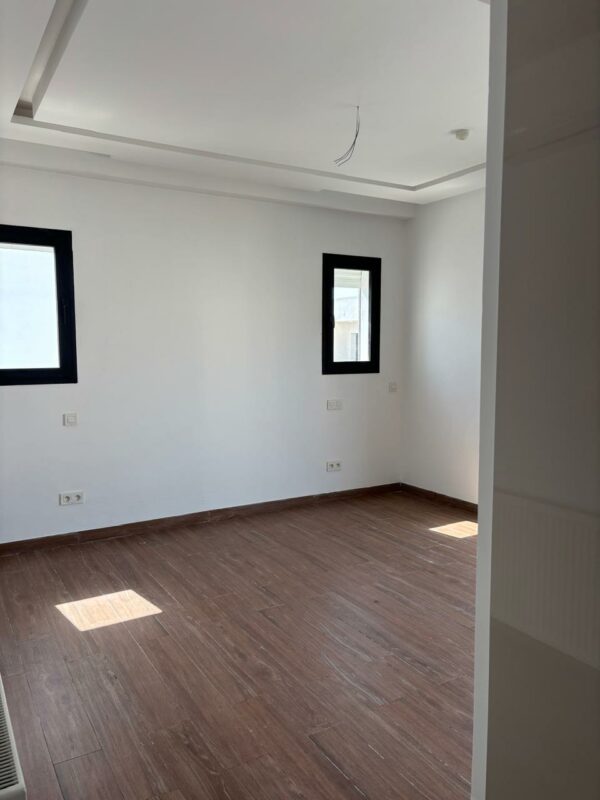 Tunis Bay Golf Résidence La localisation se situe à environ un km de la plage, c'est idéal pour des retraités véhiculés ou des personnes qui ont un travail à domicile.