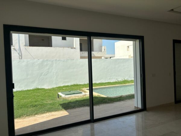 Tunis Bay Golf Résidence La localisation se situe à environ un km de la plage, c'est idéal pour des retraités véhiculés ou des personnes qui ont un travail à domicile.