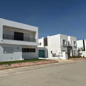 La localisation se situe à environ un km de la plage, c'est idéal pour des retraités véhiculés ou des personnes qui ont un travail à domicile.