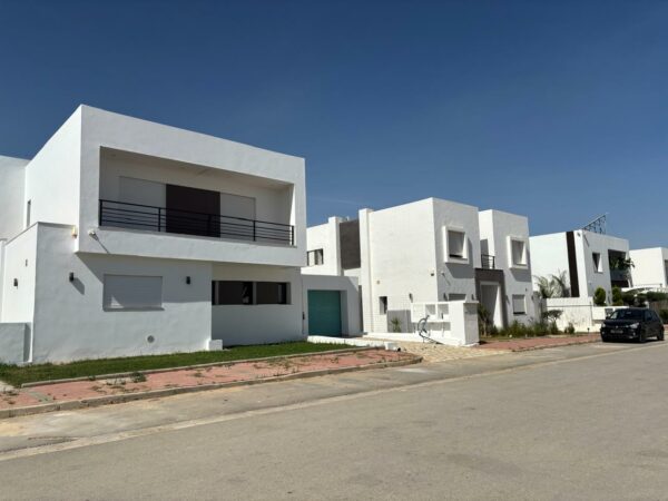 La localisation se situe à environ un km de la plage, c'est idéal pour des retraités véhiculés ou des personnes qui ont un travail à domicile.