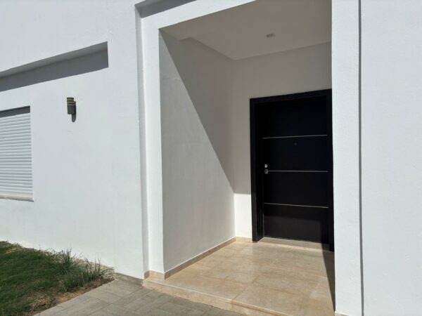 Tunis Bay Golf Résidence La localisation se situe à environ un km de la plage, c'est idéal pour des retraités véhiculés ou des personnes qui ont un travail à domicile.