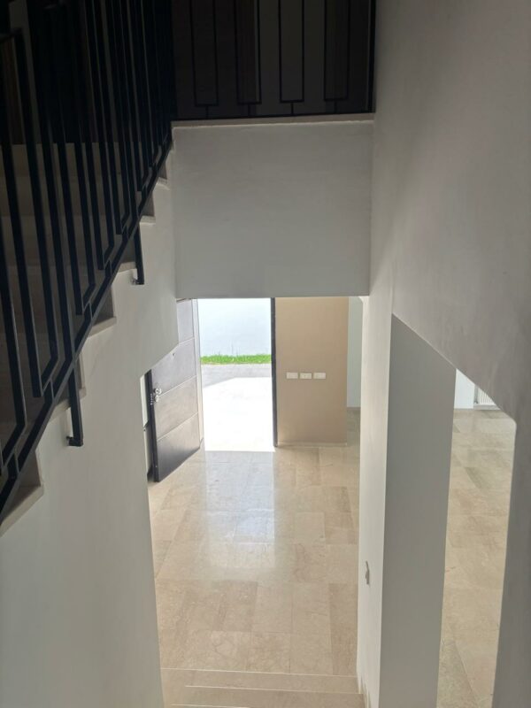 Tunis Bay Golf Résidence La localisation se situe à environ un km de la plage, c'est idéal pour des retraités véhiculés ou des personnes qui ont un travail à domicile.