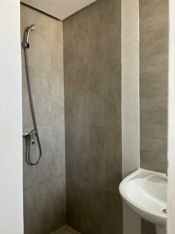 Tunis Bay Golf Résidence La localisation se situe à environ un km de la plage, c'est idéal pour des retraités véhiculés ou des personnes qui ont un travail à domicile.