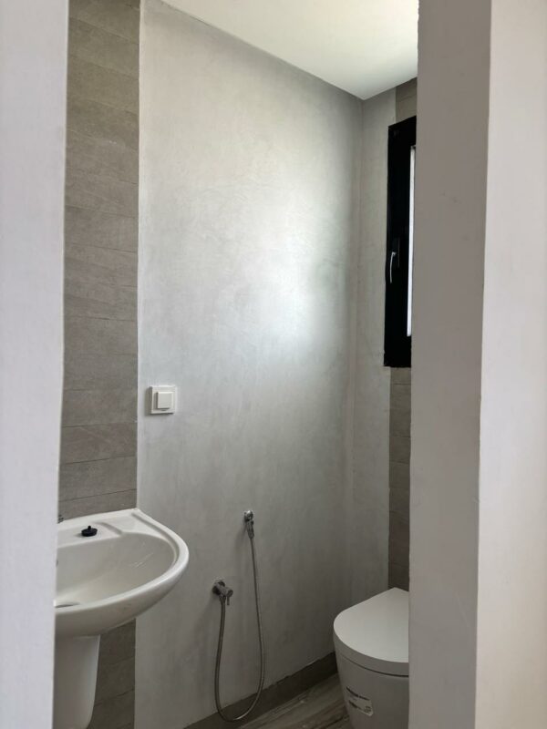 Tunis Bay Golf Résidence La localisation se situe à environ un km de la plage, c'est idéal pour des retraités véhiculés ou des personnes qui ont un travail à domicile.