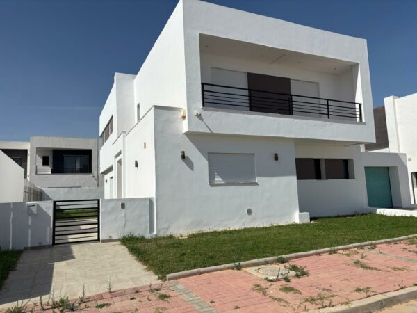 Tunis Bay Golf Résidence La localisation se situe à environ un km de la plage, c'est idéal pour des retraités véhiculés ou des personnes qui ont un travail à domicile.