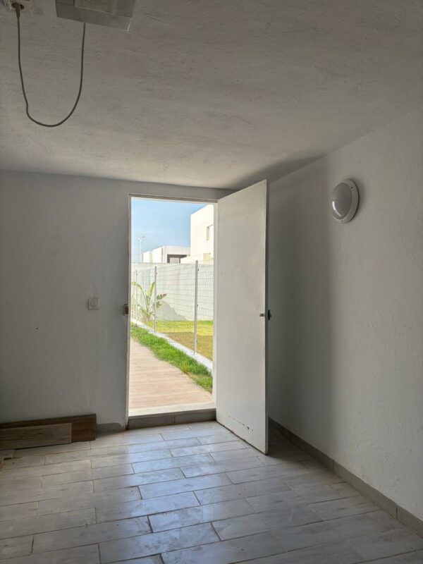 Tunis Bay Golf Résidence La localisation se situe à environ un km de la plage, c'est idéal pour des retraités véhiculés ou des personnes qui ont un travail à domicile.