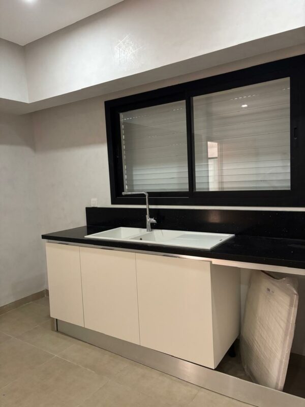 Tunis Bay Golf Résidence La localisation se situe à environ un km de la plage, c'est idéal pour des retraités véhiculés ou des personnes qui ont un travail à domicile.