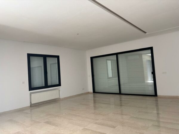 Tunis Bay Golf Résidence La localisation se situe à environ un km de la plage, c'est idéal pour des retraités véhiculés ou des personnes qui ont un travail à domicile.