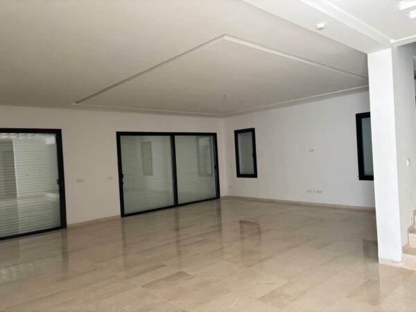 Tunis Bay Golf Résidence La localisation se situe à environ un km de la plage, c'est idéal pour des retraités véhiculés ou des personnes qui ont un travail à domicile.