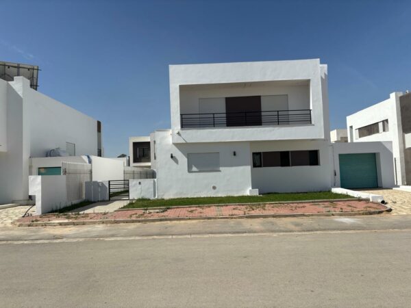 Tunis Bay Golf Résidence La localisation se situe à environ un km de la plage, c'est idéal pour des retraités véhiculés ou des personnes qui ont un travail à domicile.