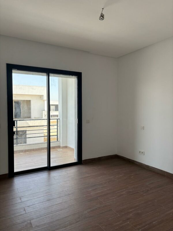 Tunis Bay Golf Résidence La localisation se situe à environ un km de la plage, c'est idéal pour des retraités véhiculés ou des personnes qui ont un travail à domicile.