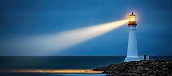 le phare guide les navigateurs la nuit en émettant un puissant signal lumineux