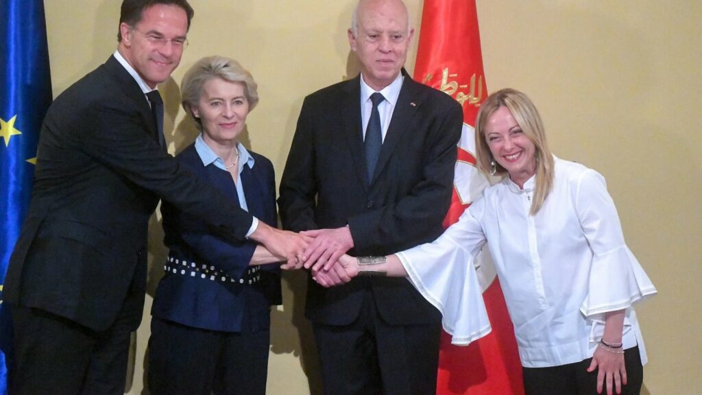 La Tunisie occupe une place privilégiée à la pointe nord est de l’Afrique et au cœur de la méditerranée... La Tunisie est dotée d'un imposant littoral de 1300 km ouvert sur la Méditerranée.