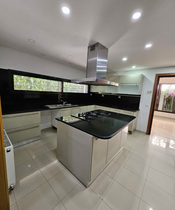 Sidi bou très lle villa moderne avec jardin à la location annuelle