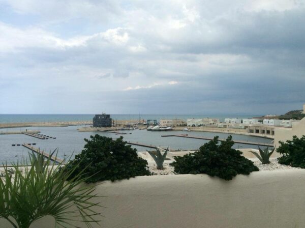 Cap Gammarth beau duplex rénové vue sur la marina la Méditerranée et les yachts