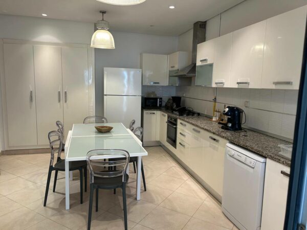 Cap Gammarth beau duplex rénové vue sur la marina la Méditerranée et les yachts