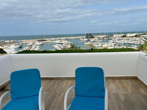 Cap Gammarth beau duplex rénové vue sur la marina la Méditerranée et les yachts