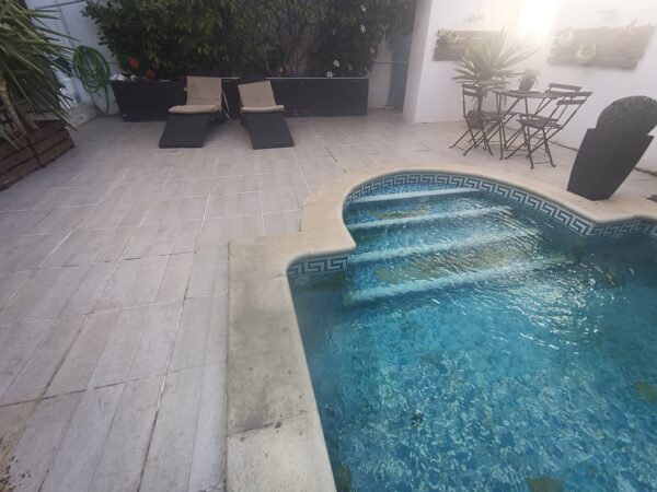 Gammarth joli meublé une chambres avec belle piscine jardin terrasse location annuelle